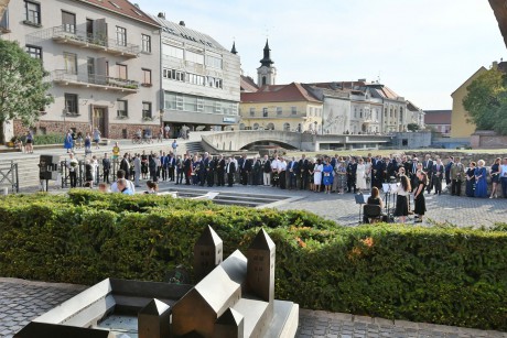 Tiszteletadás és emlékezés Szent István szarkofágjánál